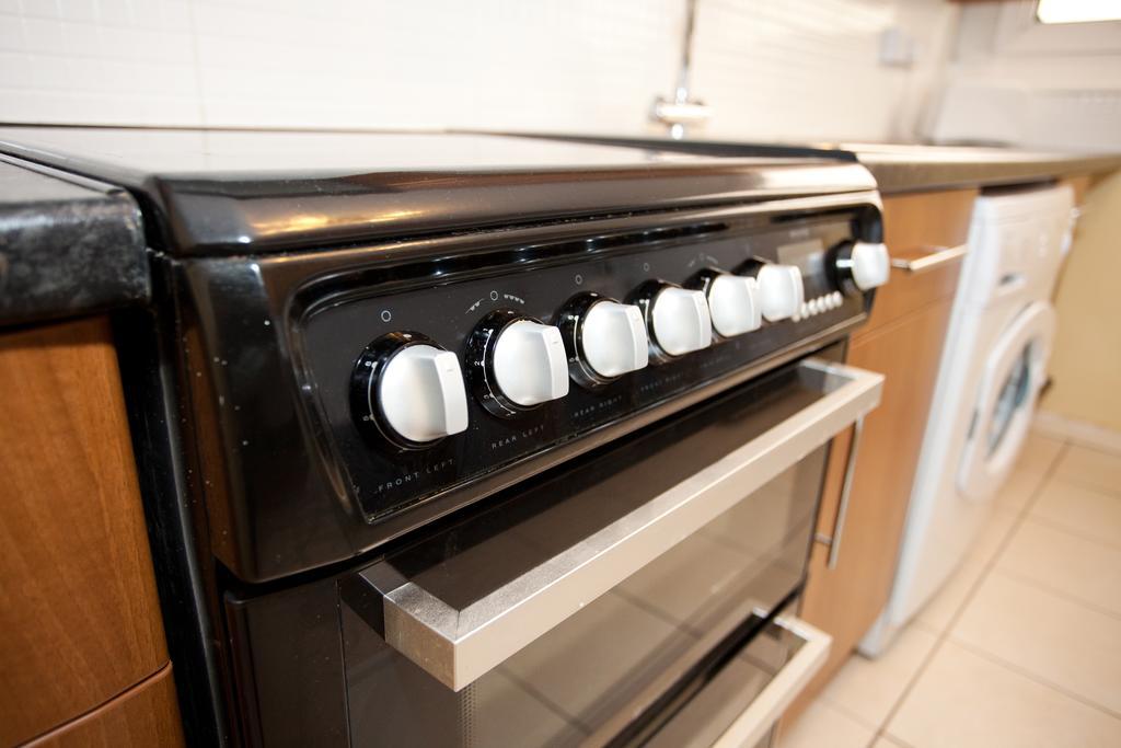 Foresters Inn Apartment - City Centre By Victoria Centre Shopping Centre - Your Own 5 Double Bedrooms Private Apartment With 3 Bathrooms And Full Kitchen To Cook As You Would At Home - Outdoor Parking For Cars Or Vans At Five Pounds A Day Nottingham Rum bild