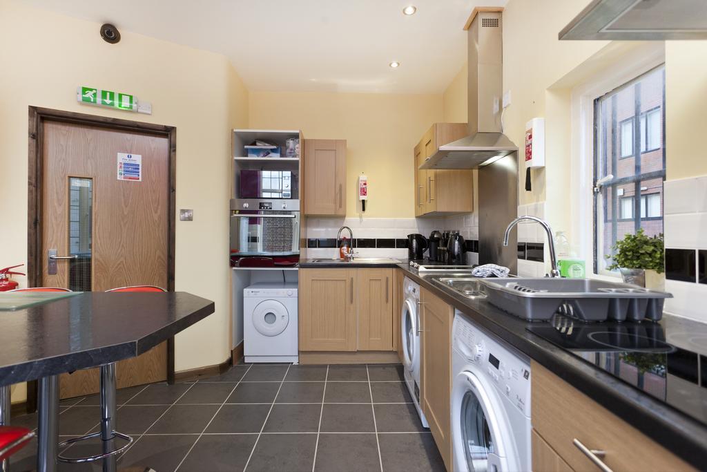 Foresters Inn Apartment - City Centre By Victoria Centre Shopping Centre - Your Own 5 Double Bedrooms Private Apartment With 3 Bathrooms And Full Kitchen To Cook As You Would At Home - Outdoor Parking For Cars Or Vans At Five Pounds A Day Nottingham Rum bild