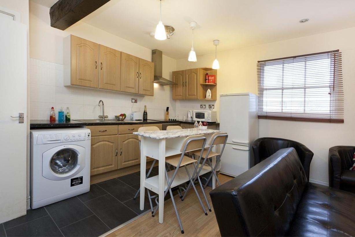 Foresters Inn Apartment - City Centre By Victoria Centre Shopping Centre - Your Own 5 Double Bedrooms Private Apartment With 3 Bathrooms And Full Kitchen To Cook As You Would At Home - Outdoor Parking For Cars Or Vans At Five Pounds A Day Nottingham Rum bild